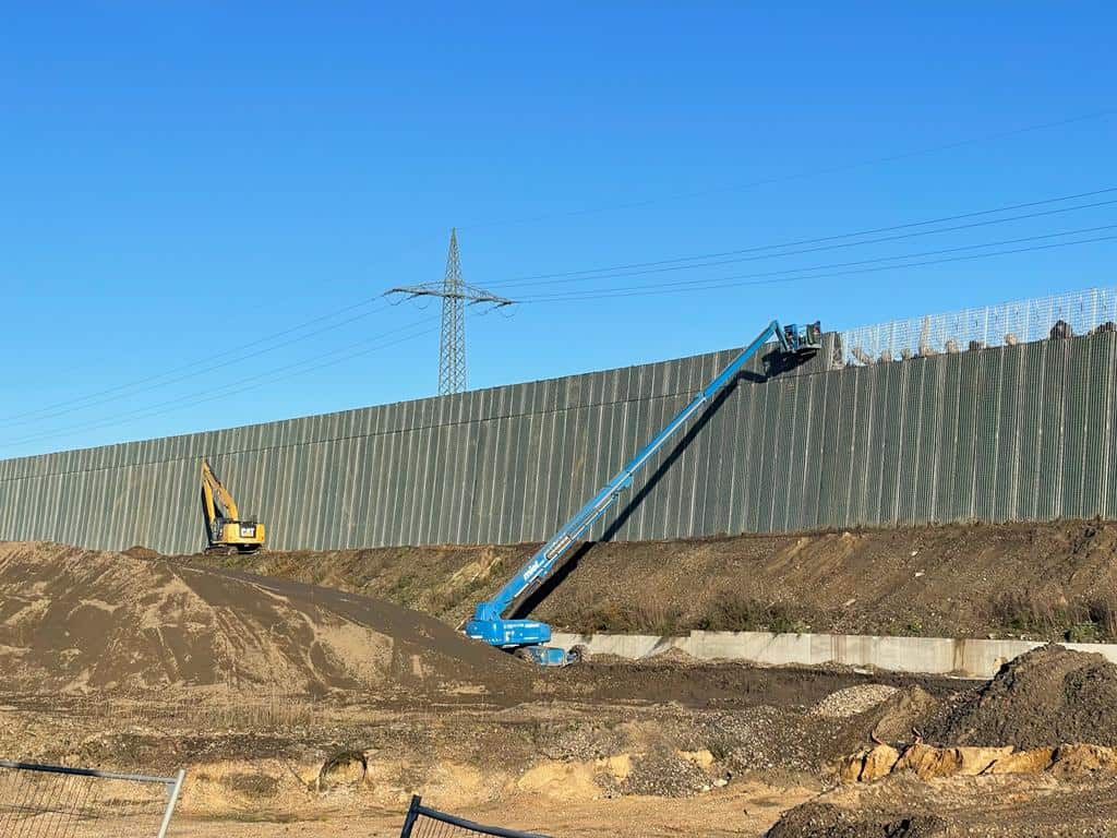 Bagger-und-Hebebuehne-bei-der-Arbeit-an-Laermschutzwand