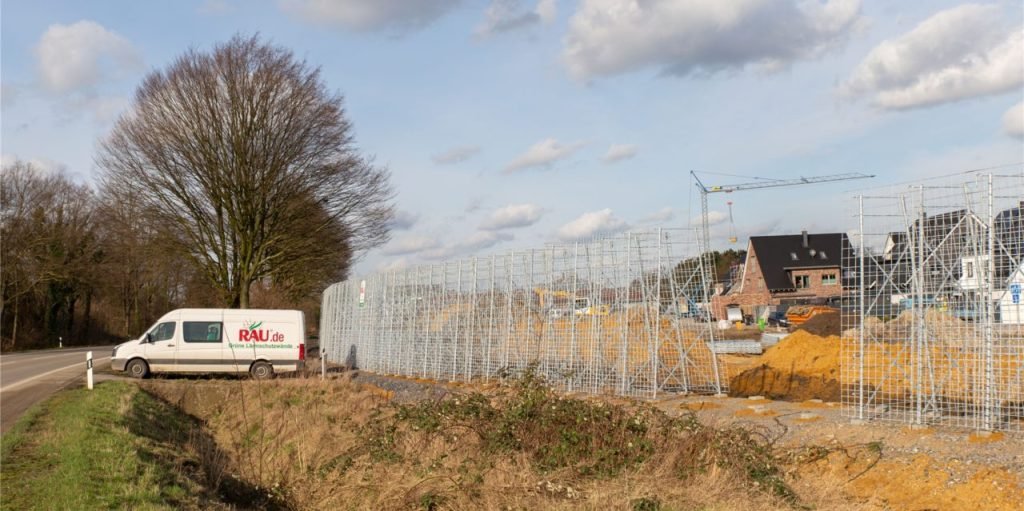 Aufbau-einer-Schallschutzwand-mit-Metallgittern-entlang-einer-Strasse