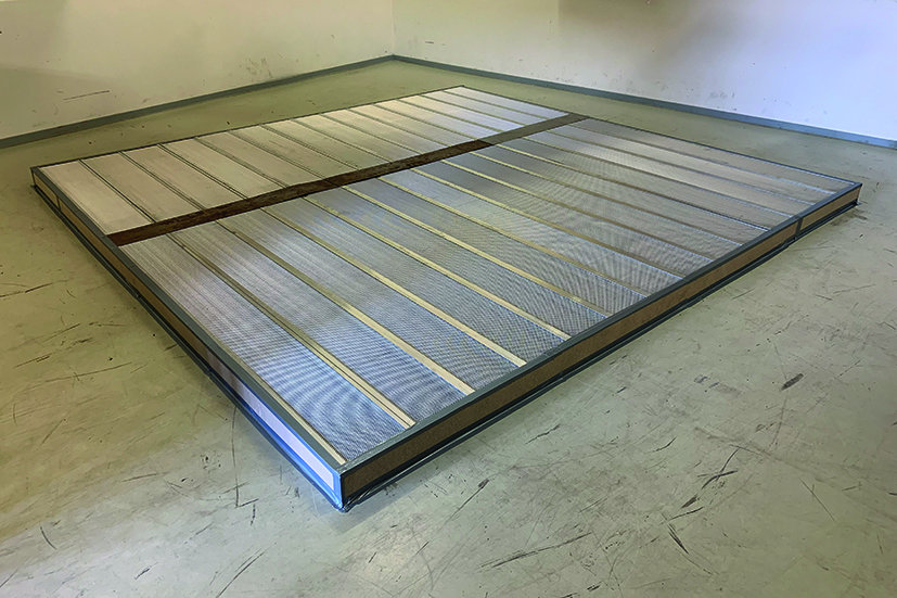 Schallabsorbierende-Schutzwand-auf-einem-Betonboden