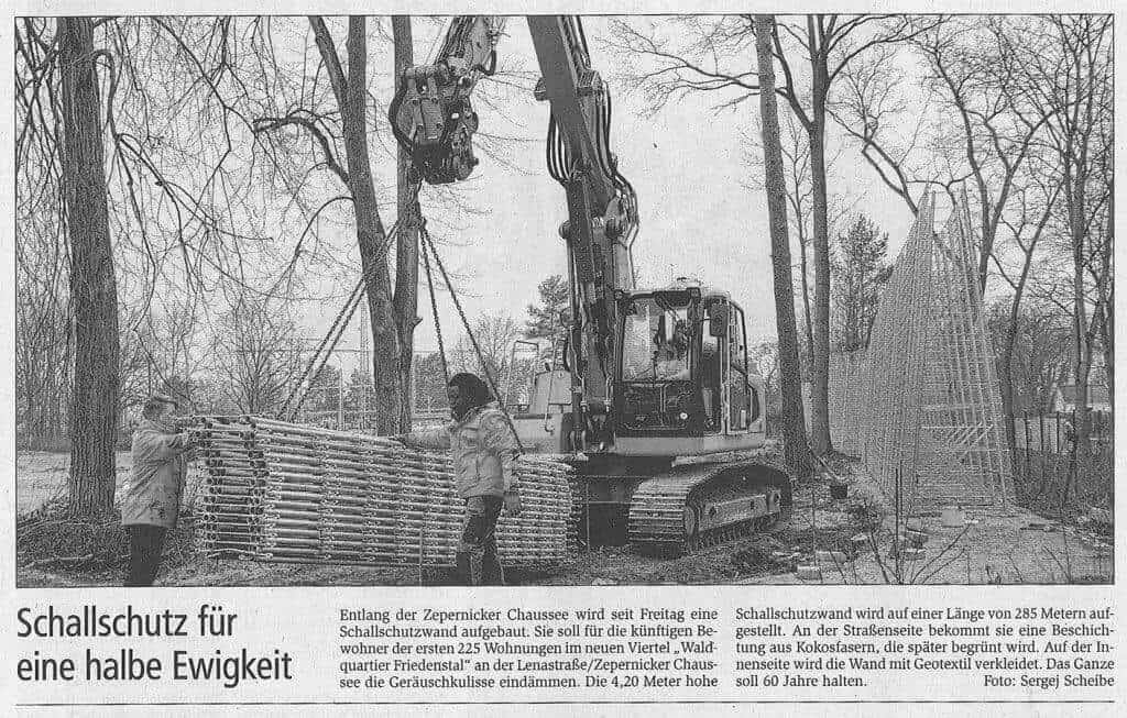 Schwarz-Weiss-Zeitungsausschnitt-ueber-den-Bau-einer-natuerlichen-Schallschutzwand