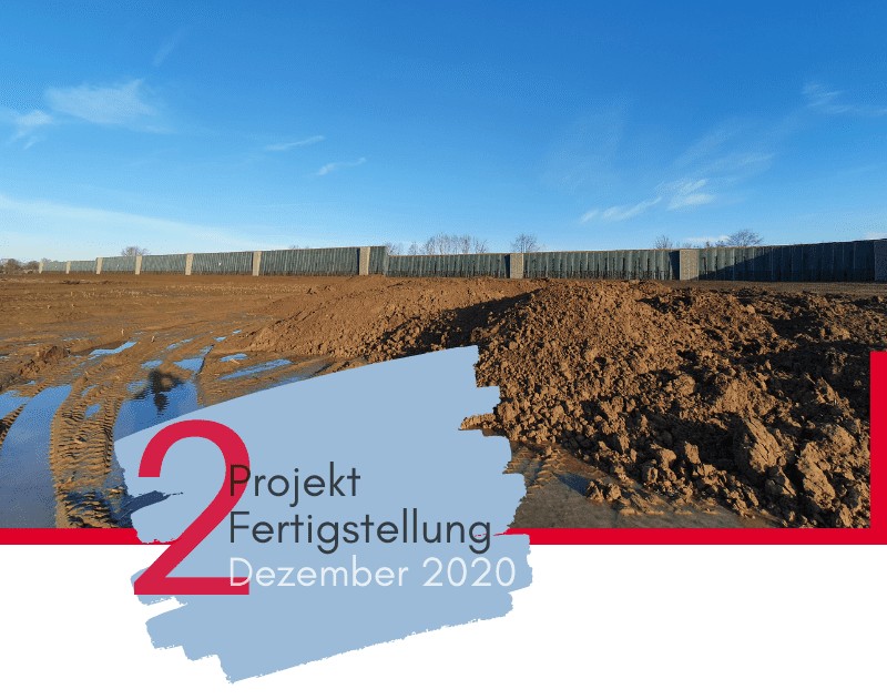 Baustelle-mit-Laermschutzwand-mit-Monolith-unter-blauem-Himmel