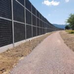 Betonlaermschutzwand-mit-vertikalen-Elementen-in-Emmendingen