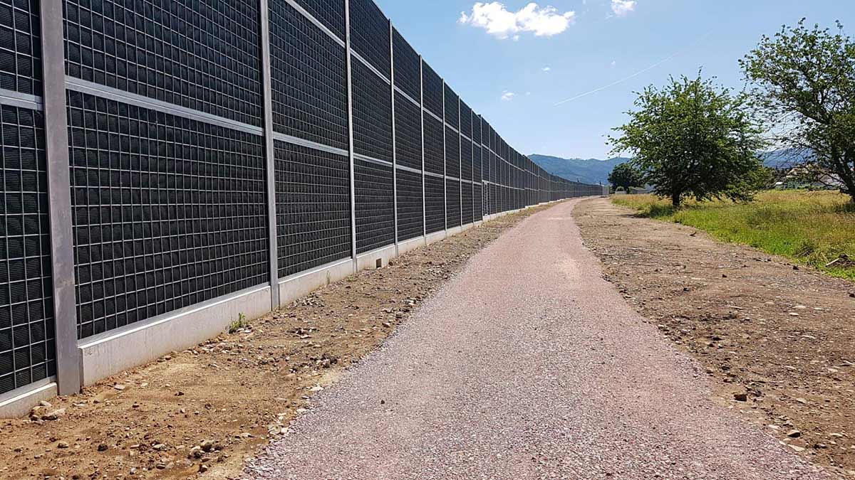 Betonlaermschutzwand-mit-vertikalen-Elementen-in-Emmendingen