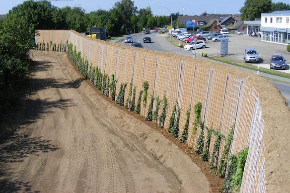 Rau-begruente-Laermschutzwand-r3