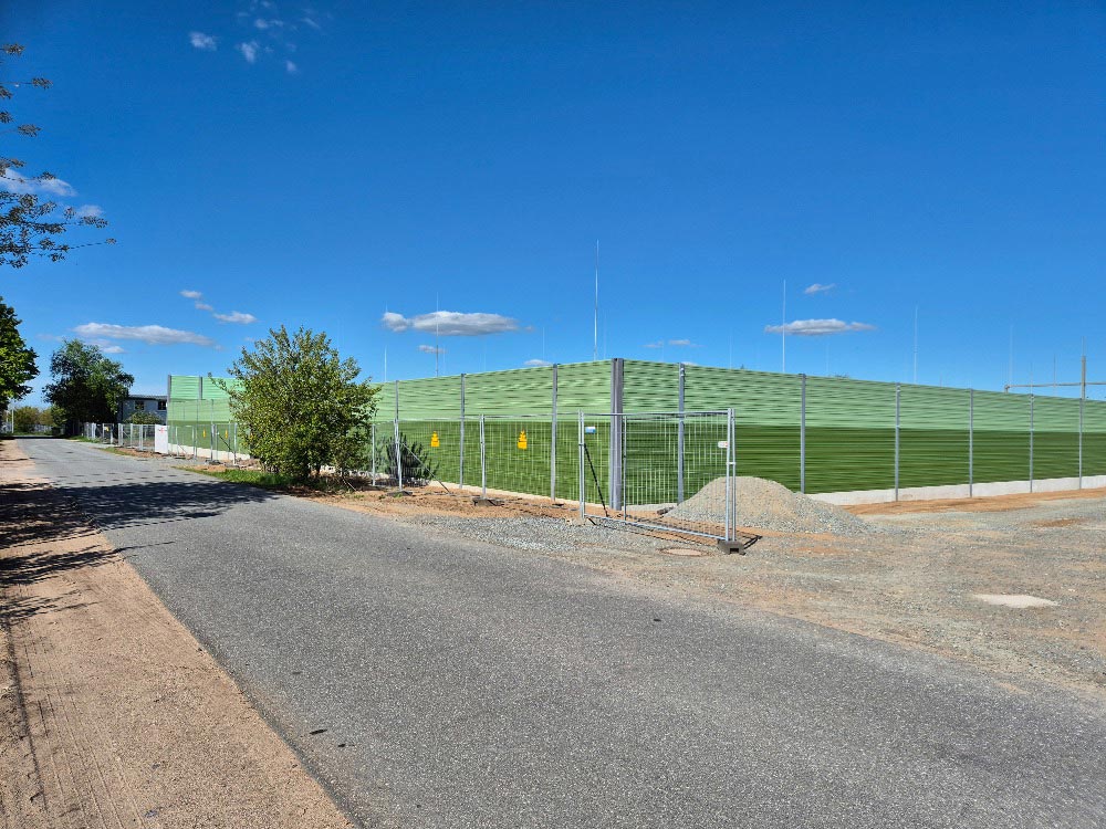 Laermschutzwand-fuer-Batteriespeicherstandort-Bollingstedt