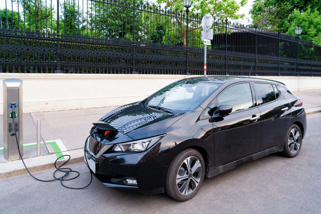 Ladendes-Elektrofahrzeug-am-Strassenrand