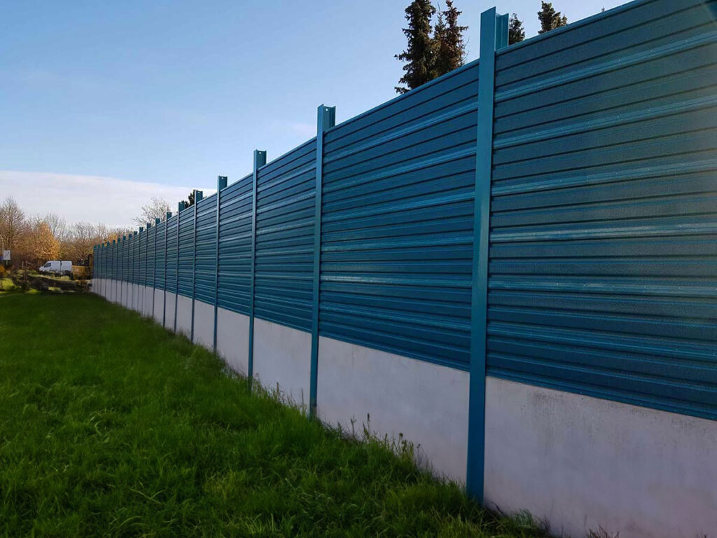 rau-al-Blaue-Laermschutzwand-mit-vertikalen-Bauteilen