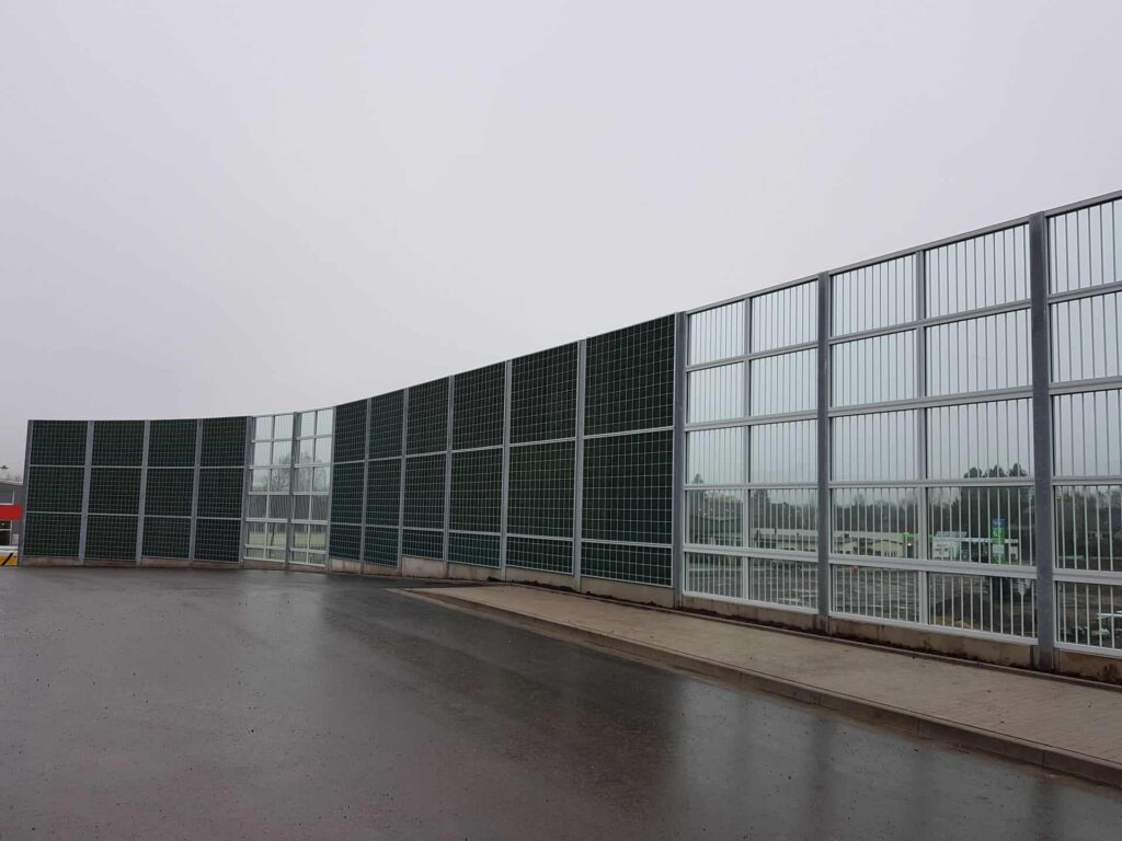 rau-vista-Teilweise-durchsichtige-Schallschutzwand-in-Dortmund-mit-vertikalen-Strukturen